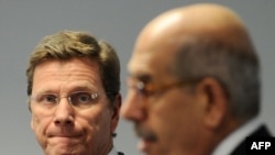 گيدو وستروله (چپ) وزير امور خارجه آلمان، در کنفرانس خبری مشترک با محمد البرادعی، مديرکل آژانس بین المللی انرژی اتمی