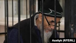 Азимжан Аскаров Бишкектеги сот залында.  10-июль, 2017-жыл.