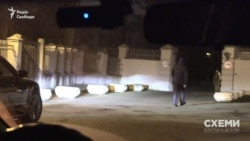 З авта вийшов чоловік, попрямував до воріт ОП, показав посвідчення і потрапив на територію