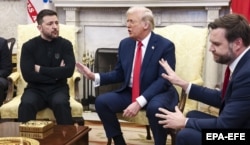 Президент України Володимир Зеленський (ліворуч), президент США Дональд Трамп і віцепрезидент США Джей ді Венс (праворуч) під час суперечки в Овальному кабінеті Білого дому. Вашингтон, 28 лютого 2025 року