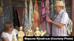 Бард Аляксандар Астроўскі выбірае для дачкі хусьцінку, расьпісаную тэхнікай батык