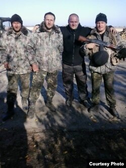 Дмитро Галко (другий праворуч). Поруч з ним, другий ліворуч - етнічний білорус, який воює на Донбасі