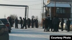 Шахтеры и их близкие у входа на территорию шахты "Тентекская", где в это время протестовали угольщики. Карагандинская область, 12 декабря 2017 года.
