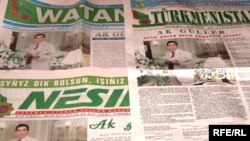 Туркменские газеты с портретом бывшего президента Гурбангулы Бердымухамедова на первой полосе