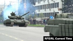 Військова техніка сепаратистів під час репетиції параду, Донецьк, 6 травня 2016 року