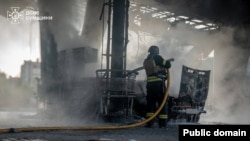 Ратаўнікі тушаць пажар пасьля аднаго з ранейшых удараў расейскіх войскаў па Сумах. Ілюстрацыйнае фота