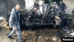 نیروی امنیتی لبنانی در محل انفجار در یکی از محله‌های عمدتا شیعه‌نشین