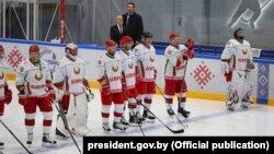 Матч хакейнай каманды Аляксандра Лукашэнкі супраць каманды Менскай вобласьці, 4 красавіка 2020 году. Дзьмітры Мялешка ў цэнтры, пад нумарам 19