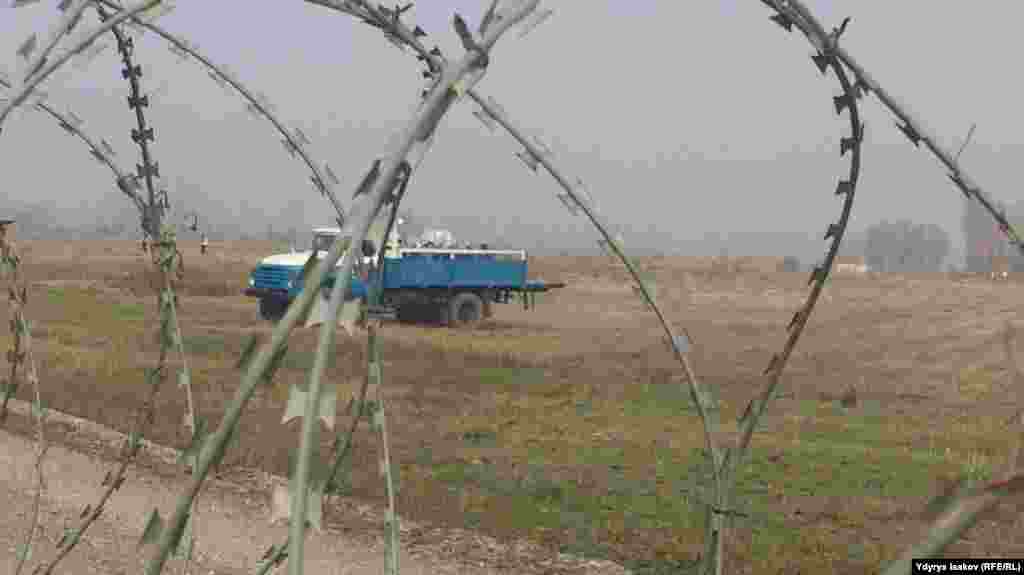 Кырсыкка кабылган Красноярск-Ош каттамындагы учактын жүргүнчүсү &quot;Азаттыкка&quot; билдиргендей, жүктөрдүн баары ээлерине 23-ноябрь күнү берилерин аэропорттон билдиришкен. Жүргүнчүлөрдүн жүктөрүн ташып бараткан машина.