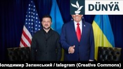 ABŞ-nyň prezidenti Donald Tramp (sagda) we Ukrainanyň prezidenti Wolodymyr Zelenskiý. 23-nji sentýabr, 2025 ý. Nýu-Ýork şheri, ABŞ.