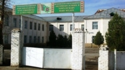 Diňle: Mugallymlar özlerine amatly wagtda dynç alyşa çykmak üçin mekdep müdirlerine para bermeli bolýarlar
