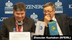 Узакбай Карабалин и Владимир Школьник, в бытность руководителями национальных компаний, на форуме Kazenergy. Астана, 5 октября 2010 года.   