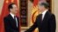 Премьер-министр Китая Вэнь Цзябао и президент Кыргызстана Алмазбек Атамбаев. Бишкек, 4 декабря 2012 года. 
