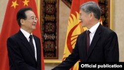 Президент КР Алмазбек Атамбаев и премьер КНР Вэнь Цзябао, Бишкек, 4 декабря 2012 года.