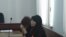 Жибек Мусинова, жертва предполагаемого группового изнасилования, и ее адвокат Айман Умарова в суде. Город Есик, Алматинская область, 28 ноября 2016 года.