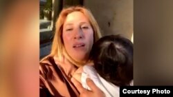 Փաստաբան Զարուհի Փոստանջյանը իր պաշտպանյալի 8 ամսական երեխայի հետ, Երևան, 11-ը հուլիսի, 2025թ.