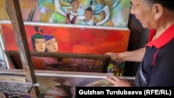 Бектен Усубалиев картиналарын көрсөтүп жатат.