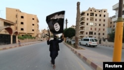 Сирияда "Ислам мамлекети" террордук тобунун желегин көтөрүп бараткан жаран. 