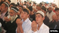 مراسم نماز عید فطر در مسجد مرکزی شهر دوشنبه، پایتخت تاجیکستان.