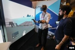 Відвідувач в окулярах віртуальної реальності під час 7-го веб-саміту в Лісабоні, Португалія. 7 листопада 2017 року