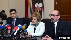 Слева направо: организаторы кинофестиваля гендиректор компании VivaCell-MTS Ральф Йирикян, министр культуры Армении Асмик Погосян и директор-учредитель кинофестиваля Арутюн Хачатрян на пресс-конференции, Ереван, 15 июня 2016  г․