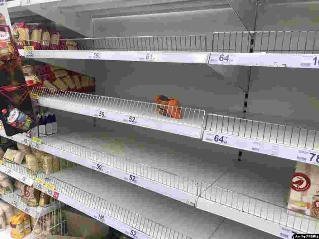 &quot;Ашан&quot; кибетендә Азатлык хәбәрчесе төштән соң булды. Ярма бүлегендә киштәләр бушый башлаган иде.