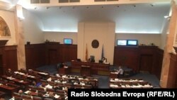 68 македонських депутатів зі 120 проголосували за те, щоб питання в бюлетені звучало так: «Чи підтримуєте ви членство в НАТО та ЄС і чи підтримуєте ви угоду щодо назви [країни] між республікою Македонія та Грецією?»