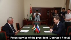 Встреча Рауля Хаджимба с Владиславом Сурковым длилась около часа и прошла в закрытом режиме