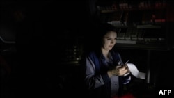 Ілюстраційне фото. Касирка супермаркету в Лозовій, Харківщина, під час відключень світла, жовтень 2025 року