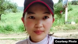 Айтолды Бектуркызы, этническая казашка из Китая, окончившая подготовительные курсы Таразского государственного университета имени Дулати и не поехавшая домой на каникулы.
