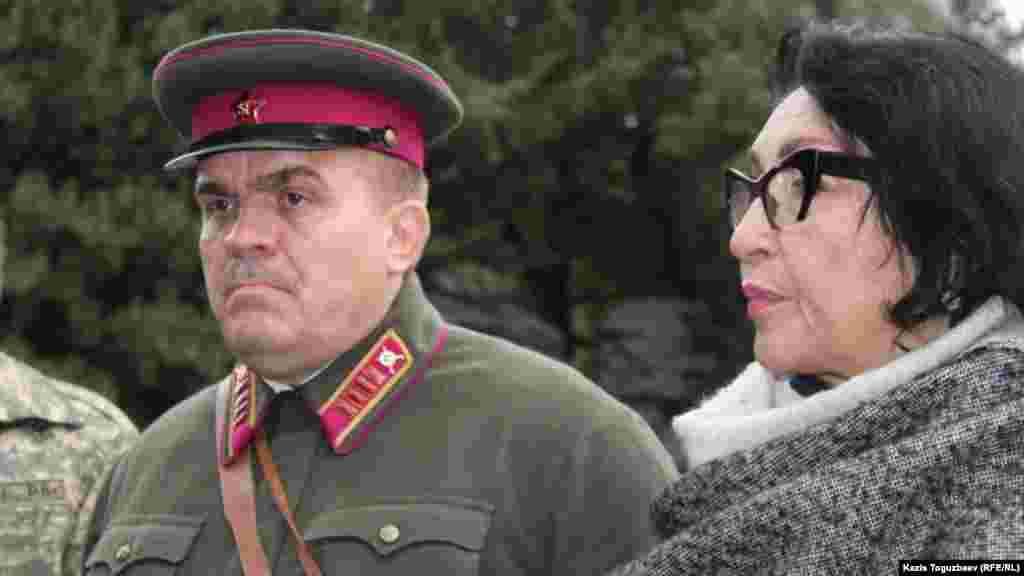 Мәскеу түбінде жауға қарсы шайқасқан дивизияның командирі генерал Иван Панфиловтың немересі Алуа Байқадамова (оң жақта) 28 гвардияшы-панфиловшылар саябағындағы вандализм оқиғасын айыптады.