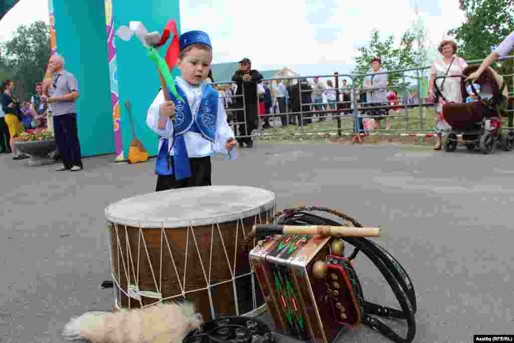 Татар баласы Сабантуйга әзерләнә