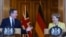 Британский премьер-министр Дэвид Кэмерон и немецкий канцлер Ангела Меркель во время пресс-конференции на Даунинг стрит 10 в Лондоне, январь 2015.