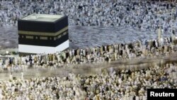 Мусулман зыяратчылары Каабаны айланууда, Меке, 31-октябрь, 2011