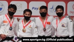 Кубаныч Айбек уулу (оңдон экинчи) сыйлоо аземи учурунда. Бишкек. 6-апрель, 2021-жыл.