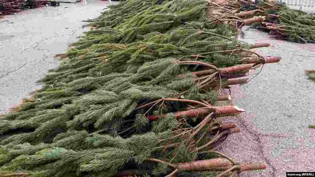 Qırım.Aqiqat muhbirinen sübetleşkende, satıcılar, terekler Rusiyeden, Perm şeerinden ketirilgenini bildirdi