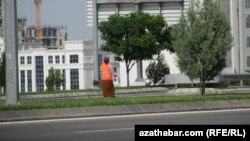 Ýokary derejeli resminiň geçjek ýollaryny eýýäm daň bilen köçe süpürýänçiler tämizläp başlaýarlar.