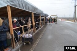 Очередь людей, въезжающих с неподконтрольной территории