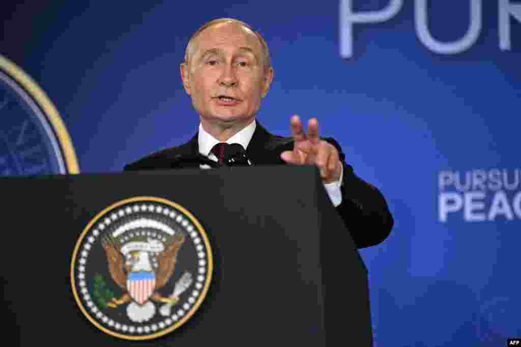 Президент Росії Володимир Путін виступає під час спільної прес-конференції з президентом США Дональдом Трампом після участі в американо-російському саміті з питань України в Анкориджі, Аляска, 15 серпня 2025 року