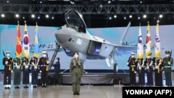 تصویری از مراسم رونمایی از جنگندهٔ کره‌ای