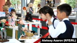 Дети на выставке «Art & Doll» в фойе театра. Алматы, 5 сентября 2014 года.  