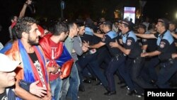 Полиция своим известным «танцем» разрывает живую стену активистов, 12 сентября 2015 г. 