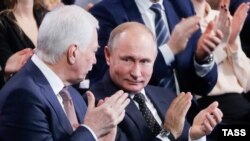 Голова делегації Росії на «Мінських» переговорах Борис Гризлов (ліворуч) і президент Росії Володимир Путін