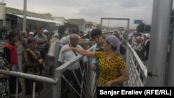 Чегара уч кундан бери ёпиқ қолаётгани ва қочон очилиши ноаниқ бўлишига қарамасдан “Дўстлик” олдида чегара очилишини кутиб турганлар сони озаяётгани йўқ.