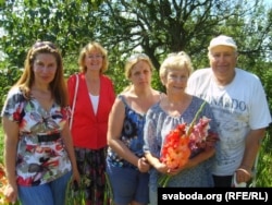 Іван Тадорскі з наведнікамі свайго кветніка