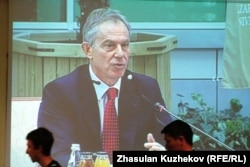 Бывший премьер-министр Великобритании Тони Блэр выступает на Совете иностранных инвесторов. Астана, 18 мая 2011 года.