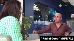 Журналист Радио Озоди беседует с Орзу Исоевым