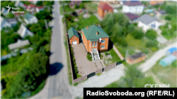 Саме тут наразі мешкає Олександр Омельчук, але цього будинку немає в його декларації