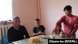 Қыдырбаевтар отбасы дастархан басында. Мамлют ауданы, Солтүстік Қазақстан облысы, 23 шілде 2016 жыл.