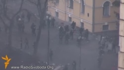 Бої на Інститутській: силовики відстрілюються і тікають